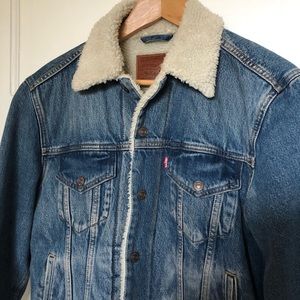 NWOT Levi's® Premium
EX-BOYFRIEND SHERPA TRUCKER JACKET XS